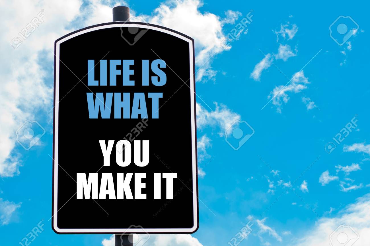 La Vie Est Ce Que Vous Faites Citation De Motivation Ecrit Sur Le Panneau De Signalisation Isole Sur Fond De Ciel Bleu Clair Banque D Images Et Photos Libres De Droits Image