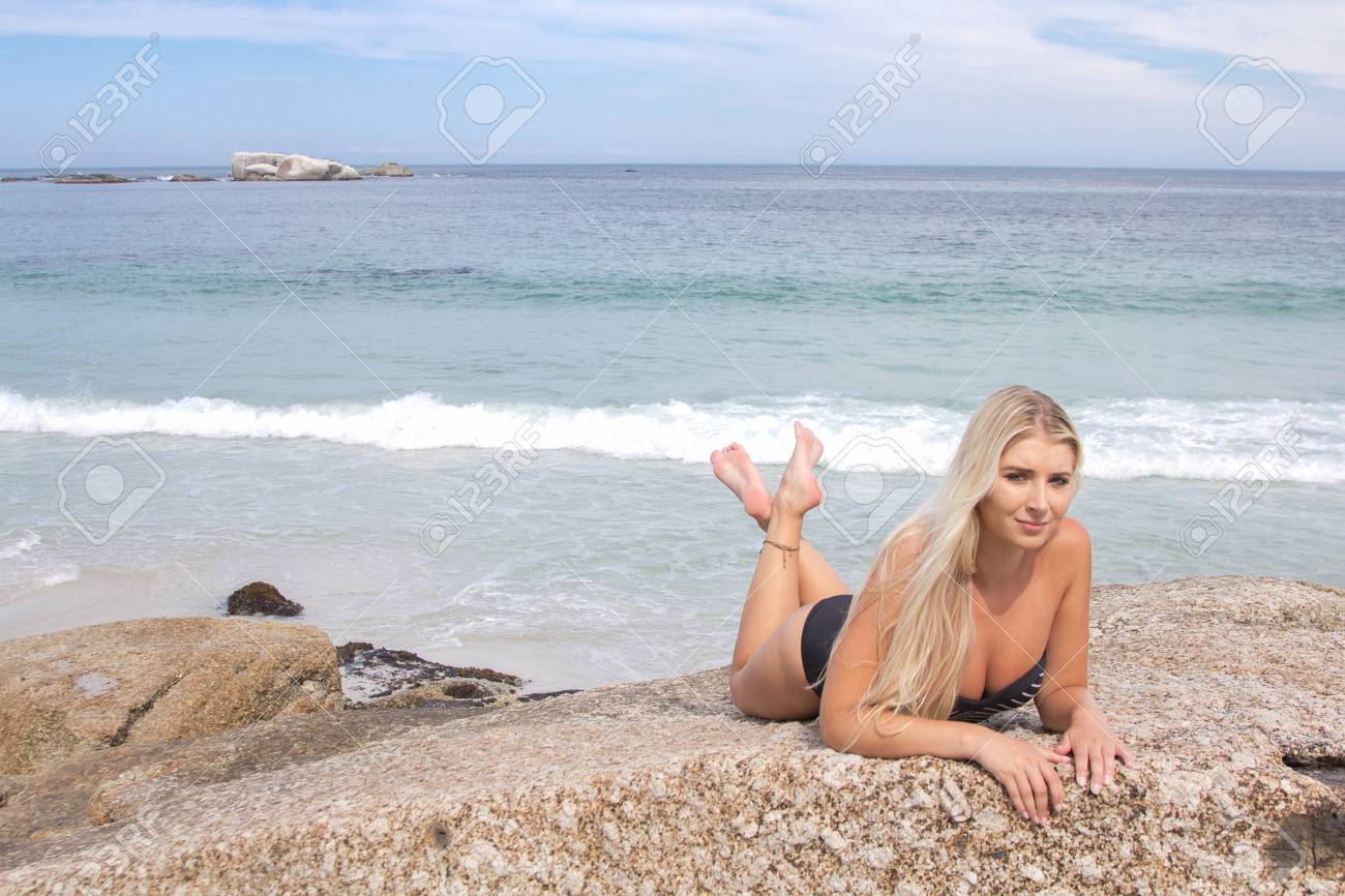 De blondine op het strand
