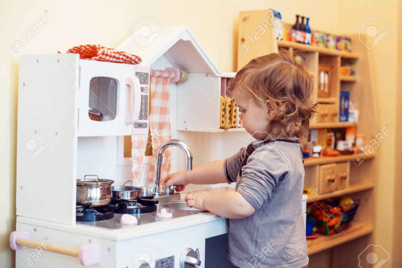toddler toy kitchen