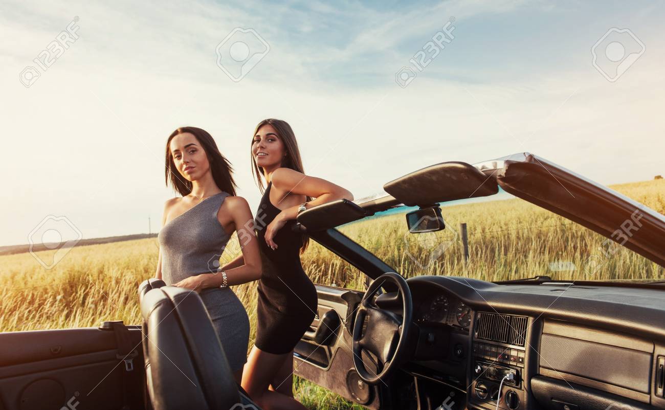 美しい二人の女性 オープンカーに座って楽しんで の写真素材 画像素材 Image