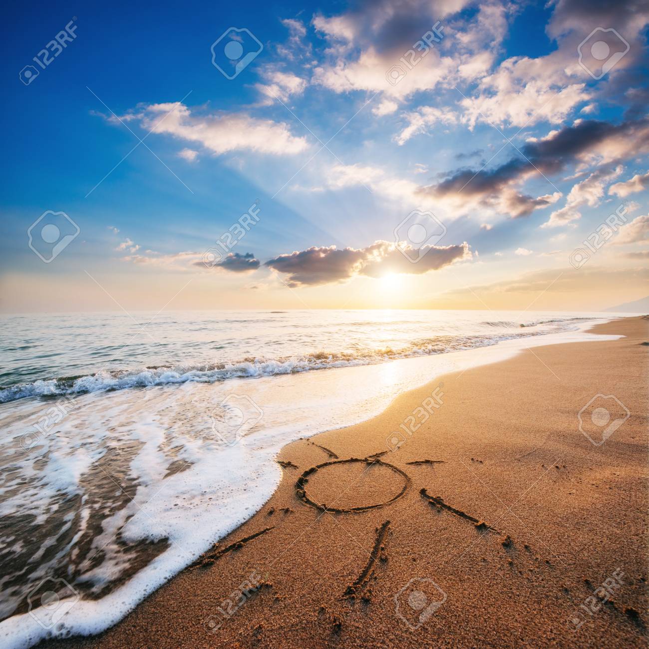 幻想的な夕日に黄色い砂の上にハートを描く の写真素材 画像素材 Image 幻想的な夕日に黄色い砂の上にハートを描く の写真素材 画像素材 Image