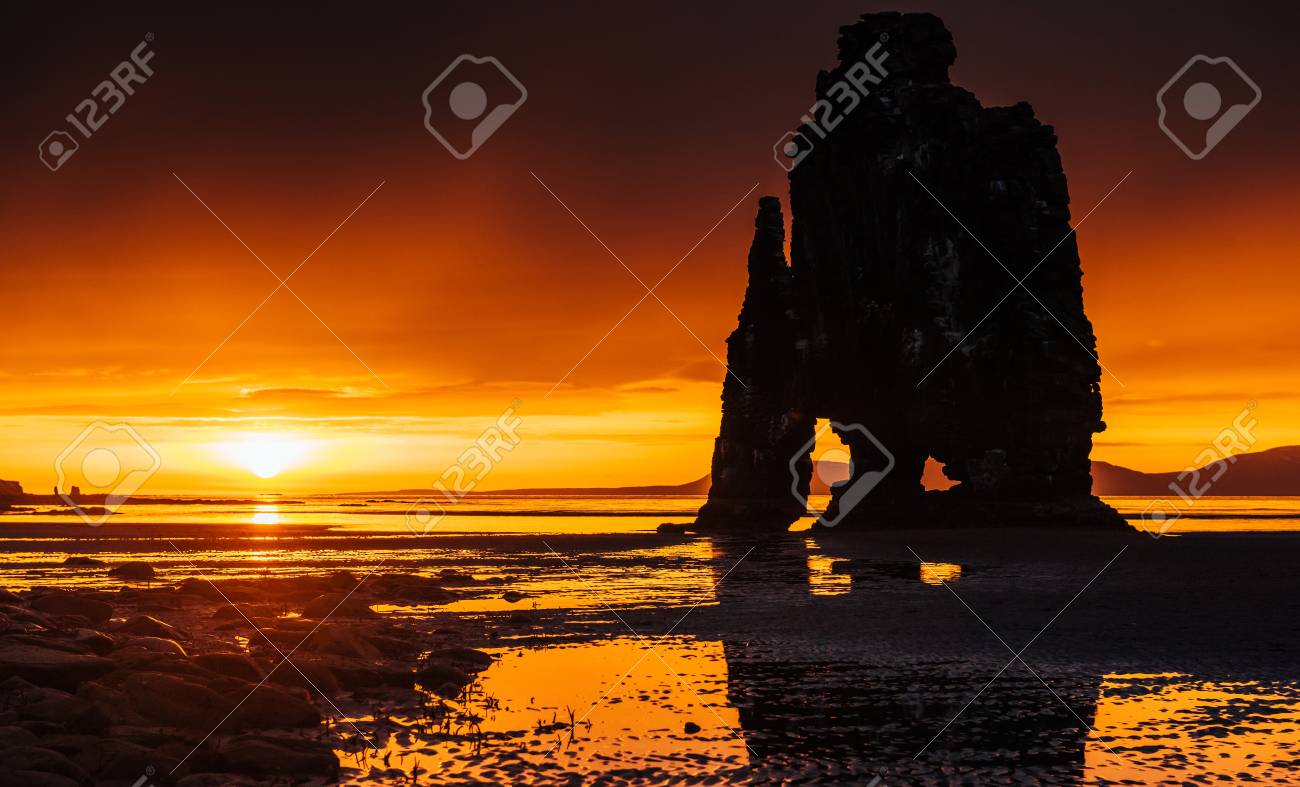 Uma Rocha Espetacular No Mar Na Costa Norte Da Islandia As Lendas Dizem Que E Um Troll Petrificado Nesta Foto Hvitserkur Reflete Na Agua Do Mar Apos O Por Do Sol Da