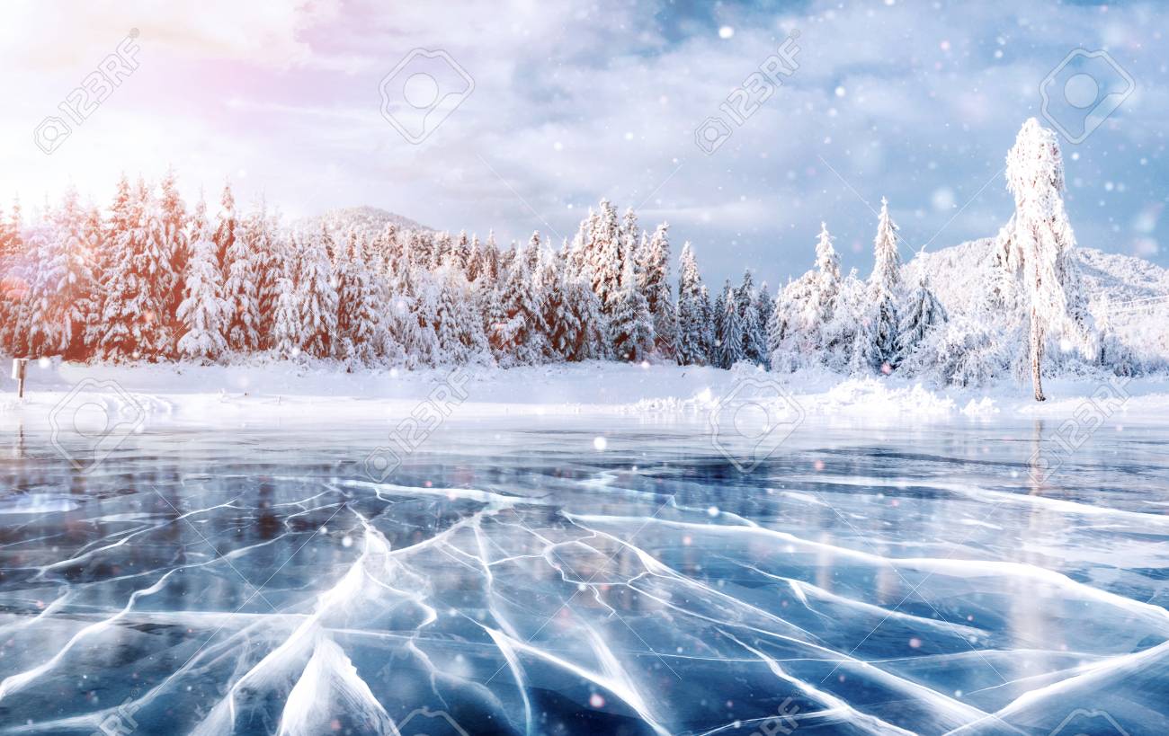 Hielo Azul Y Grietas En La Superficie Del Hielo. Lago Congelado En Las  Montañas De Invierno. Está Nevando. Las Colinas De Pinos. Invierno.  Cárpatos Ucrania Europa. Fotos, Retratos, Imágenes Y Fotografía De