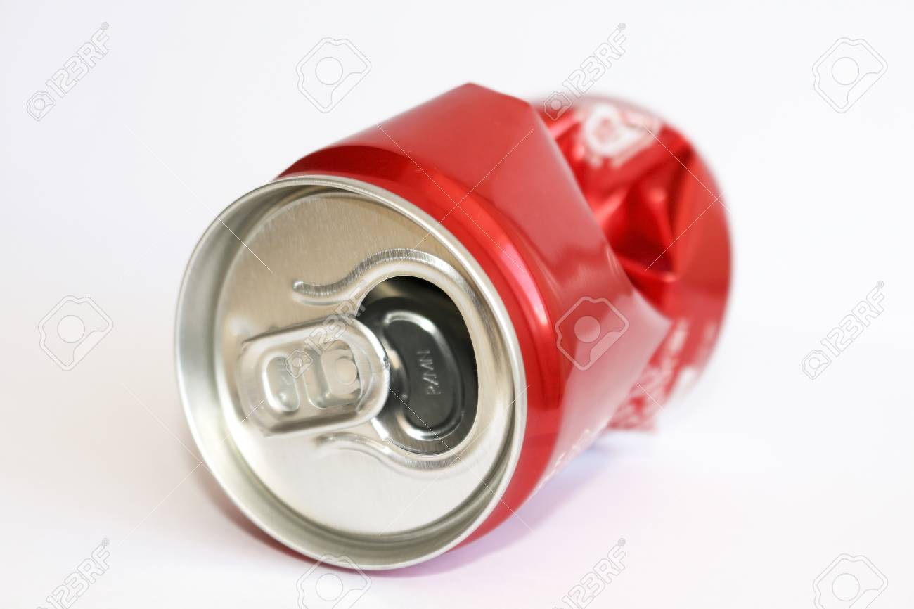 しわくちゃの空空ソーダやゴミ 白い背景の上のビール しわくちゃのアルミ缶します 赤を Jar します の写真素材 画像素材 Image