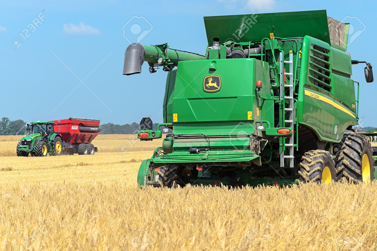 John Deere Combine >> Kazanka Ukraine July 11 John Deere Combine Harvester T670 John Deere Combine >> Kazanka Ukraine July 11 John Deere Combine Harvester T670