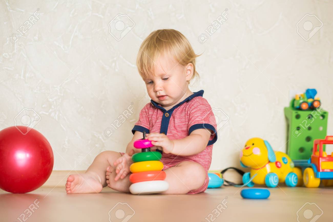 1,5 Años De Edad, Niño Jugando Con Juguetes De La Taza De 1,5 Años De Edad, Niño Jugando Con Juguetes De La Taza De