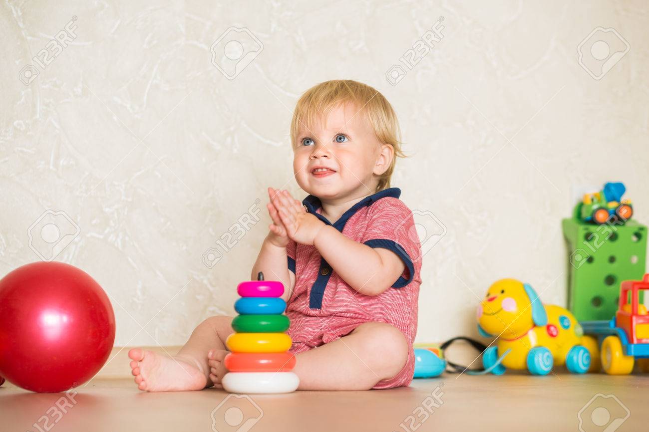 1,5 Años De Edad, Niño Jugando Con Juguetes De La Taza De 1,5 Años De Edad, Niño Jugando Con Juguetes De La Taza De