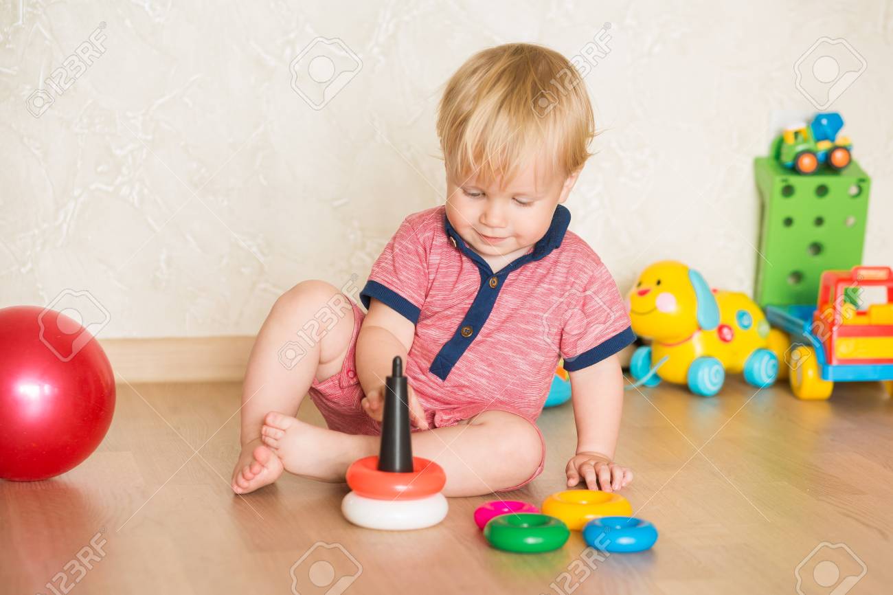 1,5 Años De Edad, Niño Jugando Con Juguetes De La Taza De 1,5 Años De Edad, Niño Jugando Con Juguetes De La Taza De