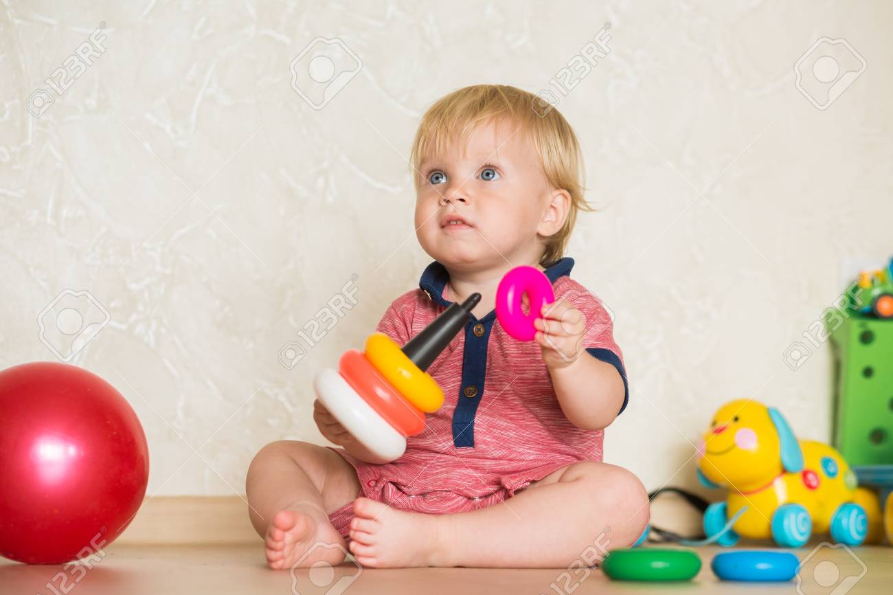 1,5 Años De Edad, Niño Jugando Con Juguetes De La Taza De 1,5 Años De Edad, Niño Jugando Con Juguetes De La Taza De