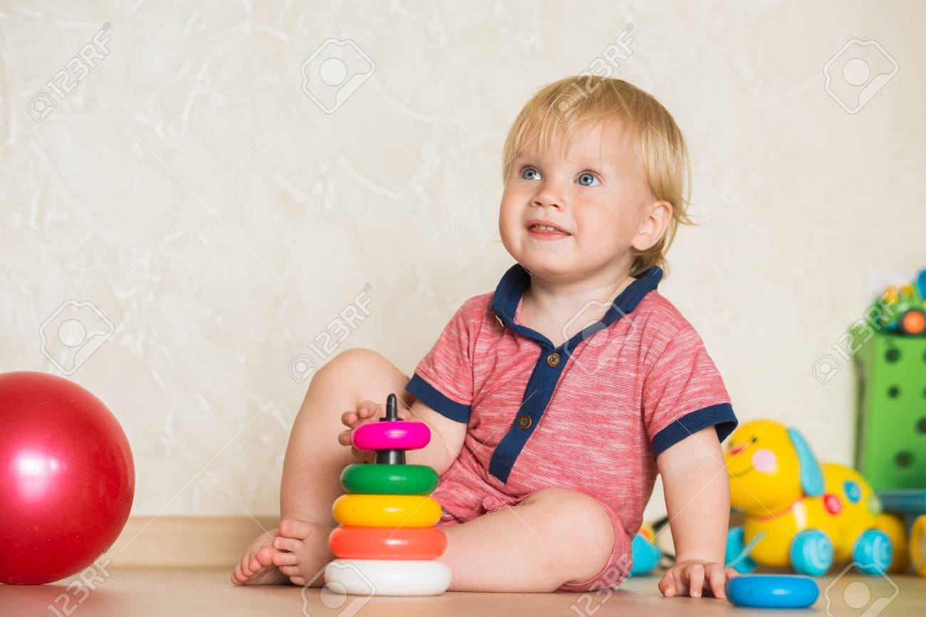 1,5 Años De Edad, Niño Jugando Con Juguetes De La Taza De 1,5 Años De Edad, Niño Jugando Con Juguetes De La Taza De