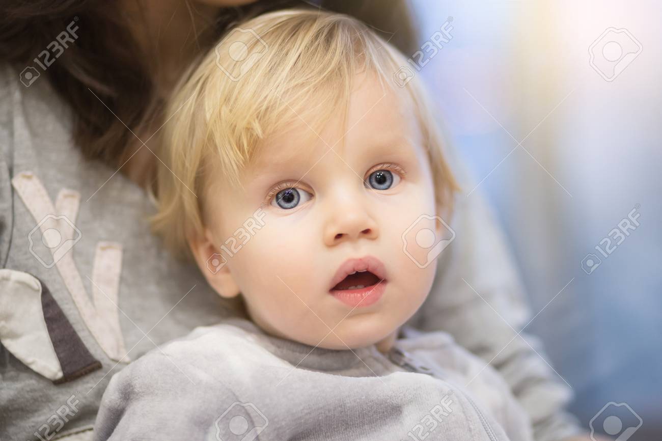 Portrait D Un Bebe Blond Aux Yeux Bleus Sur Les Genoux De Maman Concept De Mode De Vie Des Tout Petits Avec Eruption Solaire Banque D Images Et Photos Libres De Droits Image Portrait D Un Bebe Blond Aux Yeux Bleus Sur Les Genoux De Maman Concept De Mode De Vie Des Tout Petits Avec Eruption Solaire Banque D Images Et Photos Libres De Droits Image
