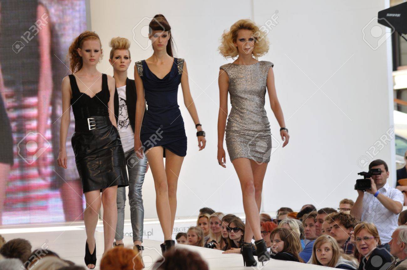 ワルシャワ ポーランド 11 年 6 月 26 日 モデル キャットウォーク展示髪型 Elnett ド リュクス ワルシャワ ファッション街中 L ロレアル パリを歩きます の写真素材 画像素材 Image