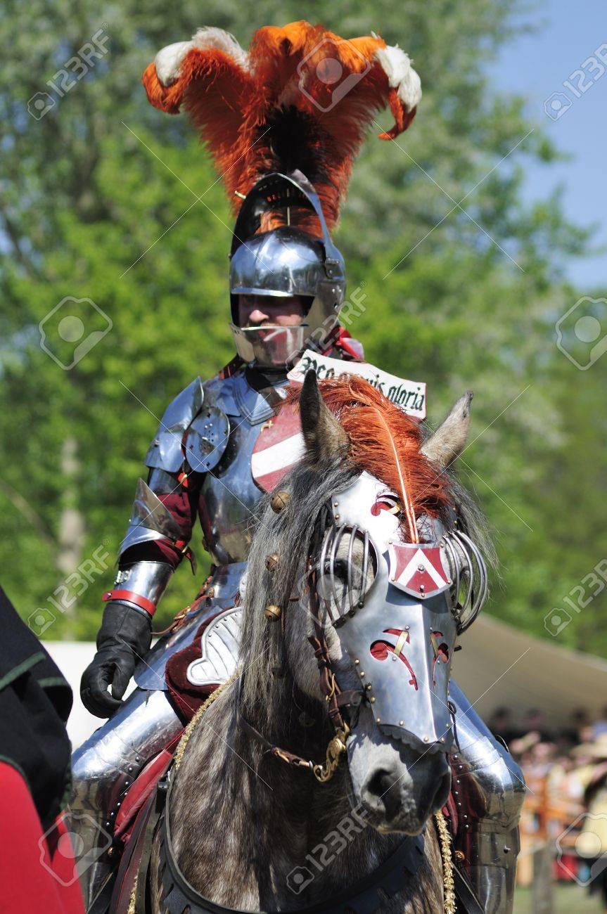 ワルシャワ, ポーランド - 2012 年 5 月 3 日 - 馬上槍試合の鎧の騎士