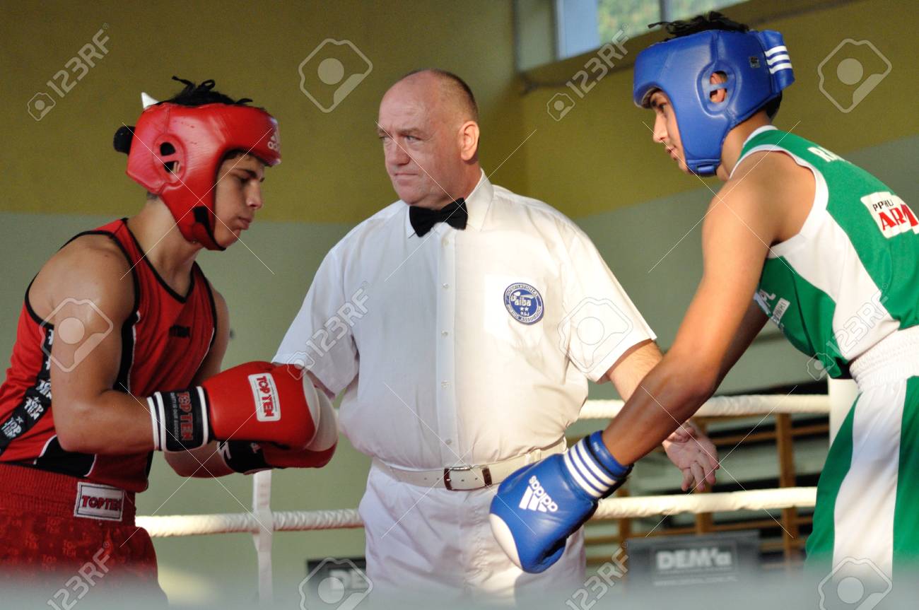 Warschau Polen 1 Oktober 11 Boxing Richter Und Junge Boxer Vor Kampf Wahrend Des Xi Ten Nachwuchs Boxturnier Cup Der Burgermeister Der Gemeinde Raszyn Lizenzfreie Fotos Bilder Und Stock Fotografie Image
