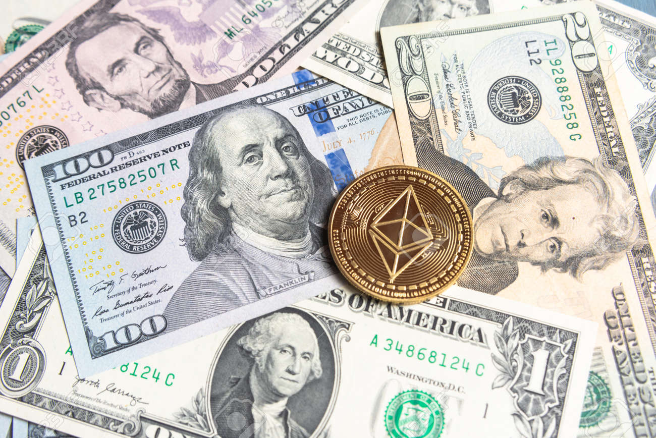 Moneda Criptográfica Gold Ethereum En Dólares Estadounidenses. Primer Plano  De Criptomoneda Digital. Intercambio, Negocio, Comercial. Benefíciese De La  Minería De Monedas Criptográficas. Minero Con Dólares Y Moneda De Oro  Ethereum. Fotos, retratos,