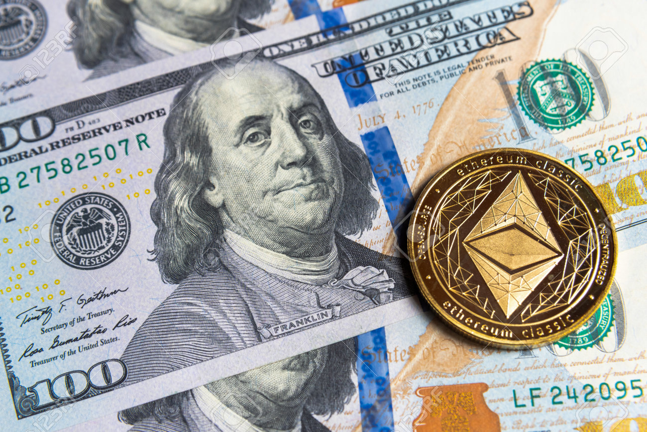 Moneda Criptográfica Gold Ethereum En Dólares Estadounidenses. Primer Plano  De Criptomoneda Digital. Intercambio, Negocio, Comercial. Benefíciese De La  Minería De Monedas Criptográficas. Minero Con Dólares Y Moneda De Oro  Ethereum. Fotos, retratos,
