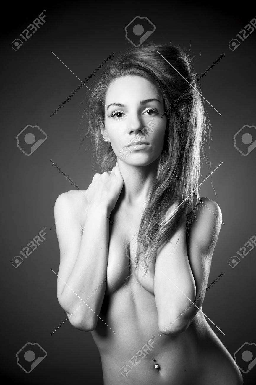Chica Desnuda Joven En Estudio. La Fotografía En Blanco Y Negro Fotos,  retratos, imágenes y fotografía de archivo libres de derecho. Image 27489558