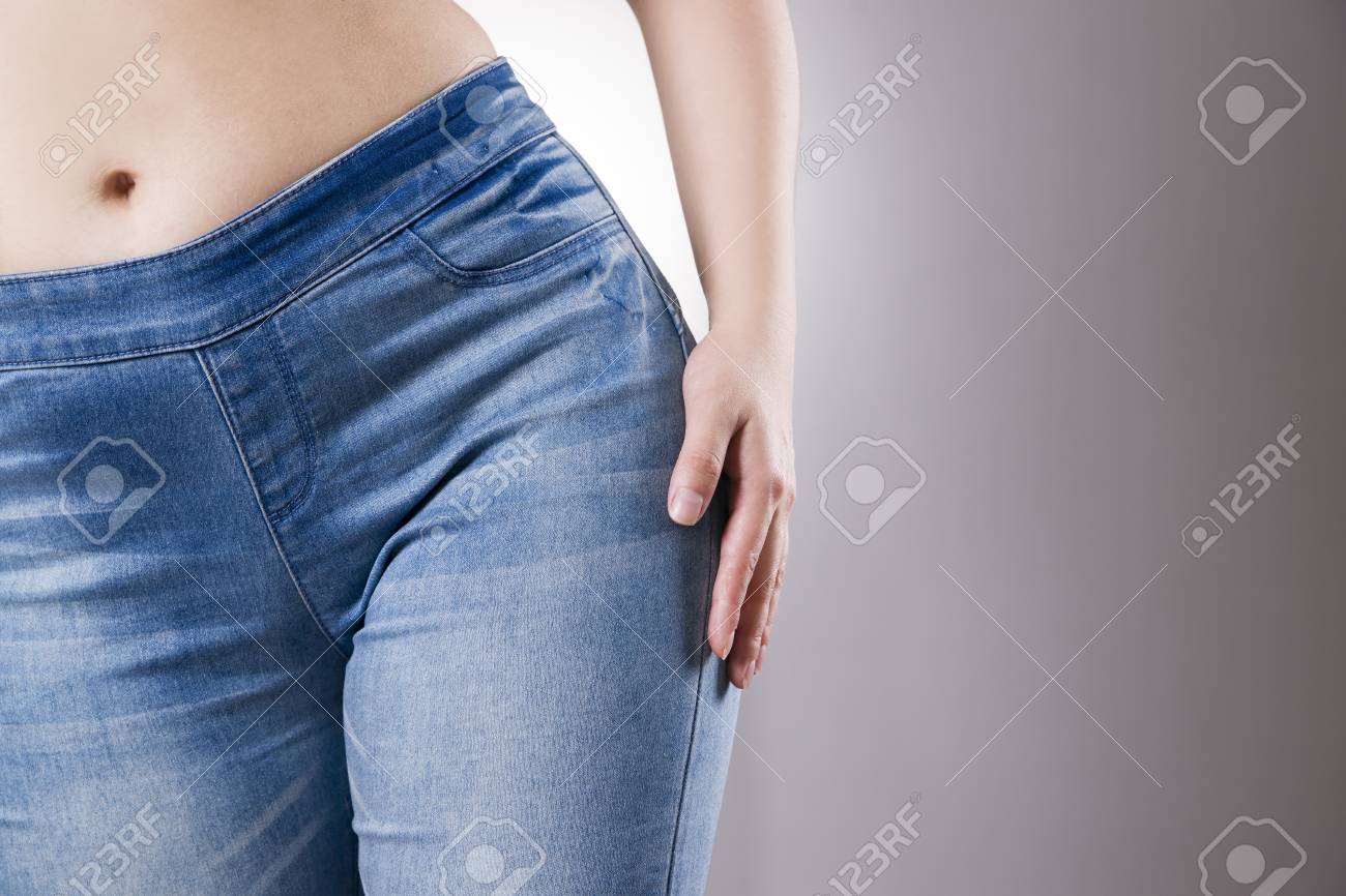 ジーンズの女は 灰色の背景にクローズ アップ の写真素材 画像素材 Image