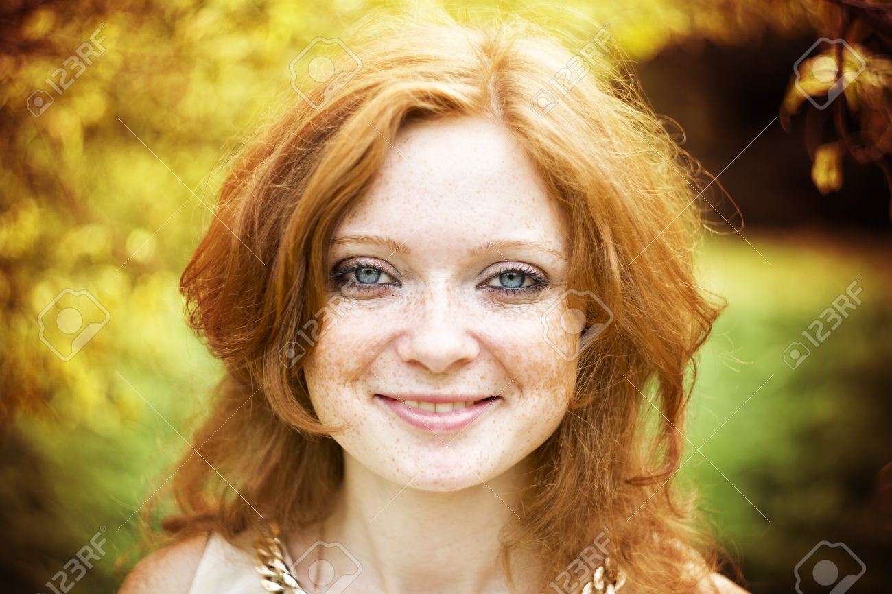 自然に青い目と赤毛の女の子の肖像画 そばかすのクローズ アップを持つ若い女の顔 の写真素材 画像素材 Image