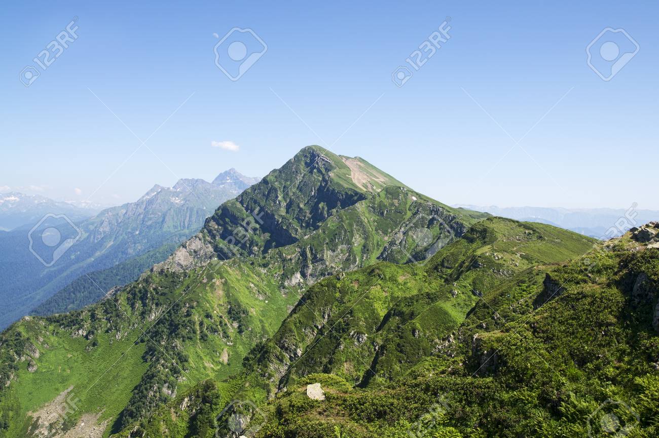 夏の山の風景 美しい自然の壁紙 の写真素材 画像素材 Image