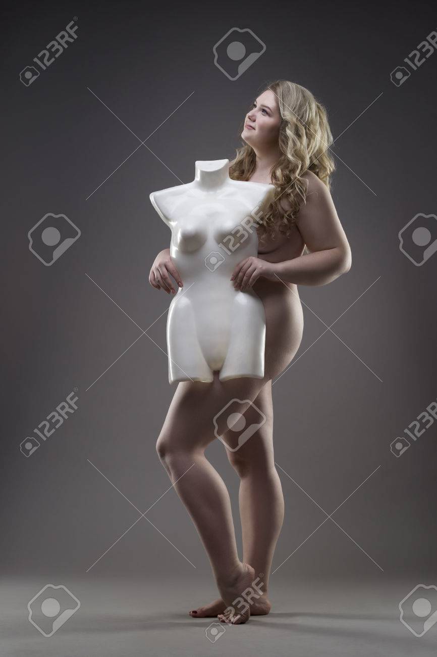полная женщина голая Молодая Красивая Блондинка Голая Модель Плюс Размер Манекен, XXL Обнаженная Женщина На Сером Фоне Студии, Полная Длина Портрет Фотография, картинки, изображения и сток-фотография без роялти. Image 68551886