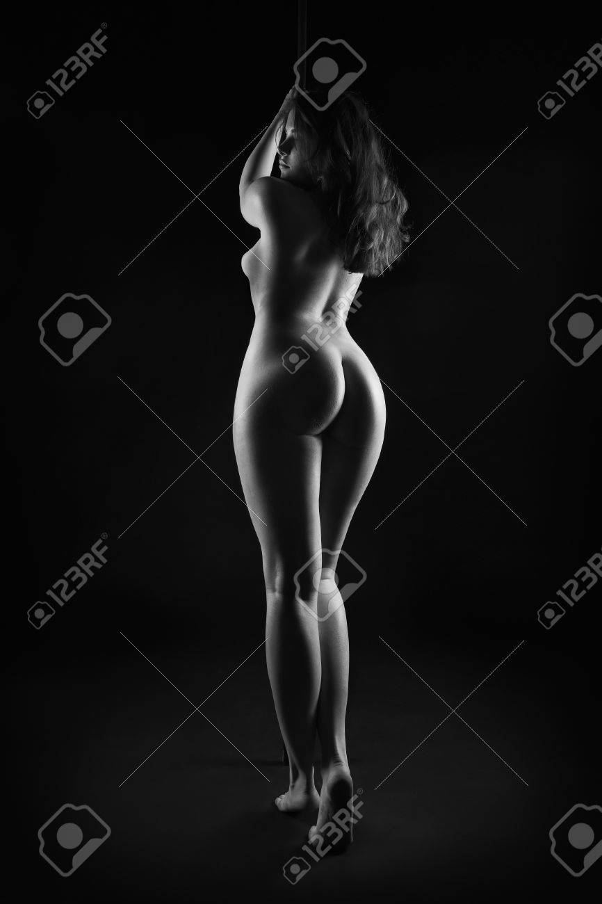 Desnudo Artístico, Cuerpo Desnudo Perfecto, Sexy Mujer Joven Sobre Fondo  Oscuro, Fotografía En Blanco Y Negro, Foto De Estudio, Larga Duración  Fotos, retratos, imágenes y fotografía de archivo libres de derecho. Image