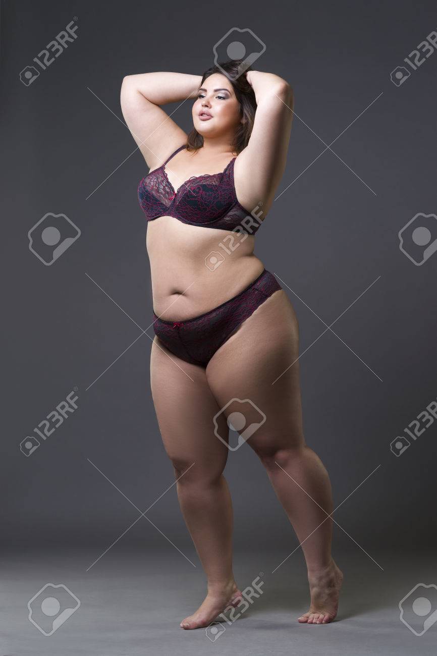 Más Tamaño Modelo De Moda Ropa Joven Mujer Gorda Sobre Fondo Gris De Estudio, Sobrepeso Cuerpo Femenino, Retrato Cuerpo Entero Fotos, Retratos, Y Fotografía De Archivo Libres De