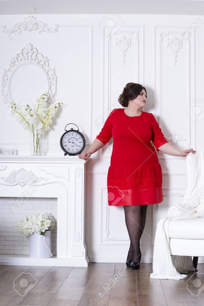 Plus-Größe Mode-Modell In Roten Abendkleid, Fette Frau Auf Luxus ... Plus-Größe Mode-Modell In Roten Abendkleid, Fette Frau Auf Luxus ...