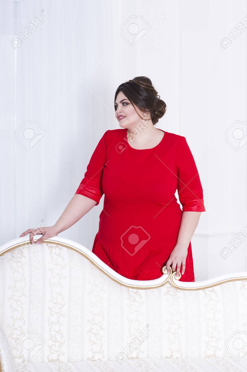 Plus-Größe Mode-Modell In Roten Abendkleid, Fette Frau Auf Luxus ... Plus-Größe Mode-Modell In Roten Abendkleid, Fette Frau Auf Luxus ...