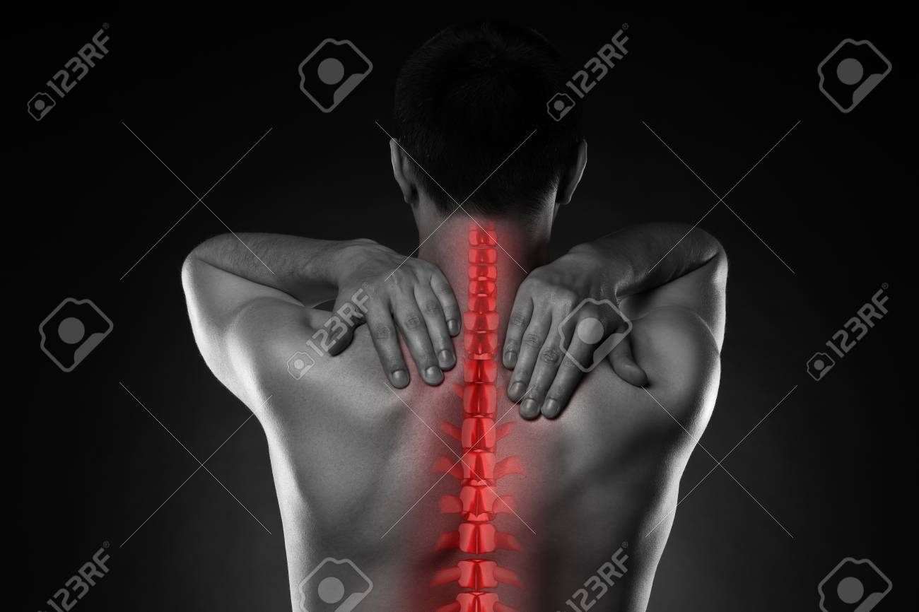 背骨の痛み 腰痛を持つ男性 人間の背中と首の怪我 強調された骨格を持つ黒と白の写真 の写真素材 画像素材 Image