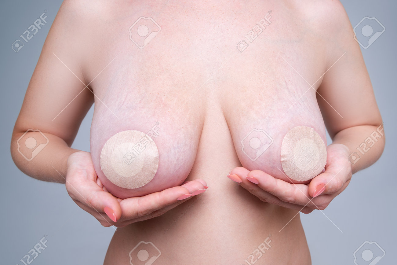 いろいろな乳首　アップ 灰色の背景に乳首のステッカー、整形手術と美容医学の概念、クローズアップスタジオショットでさまざまなサイズの女性の胸の写真素材・画像素材 Image  162138029