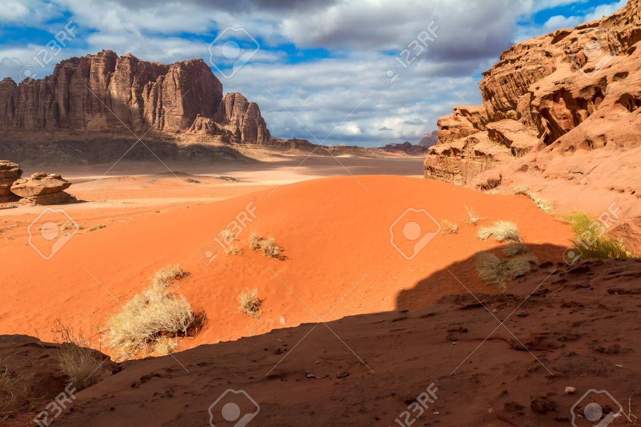 ワディ ラムの砂漠の風景 ヨルダン の写真素材 画像素材 Image ワディ ラムの砂漠の風景 ヨルダン の写真素材 画像素材 Image