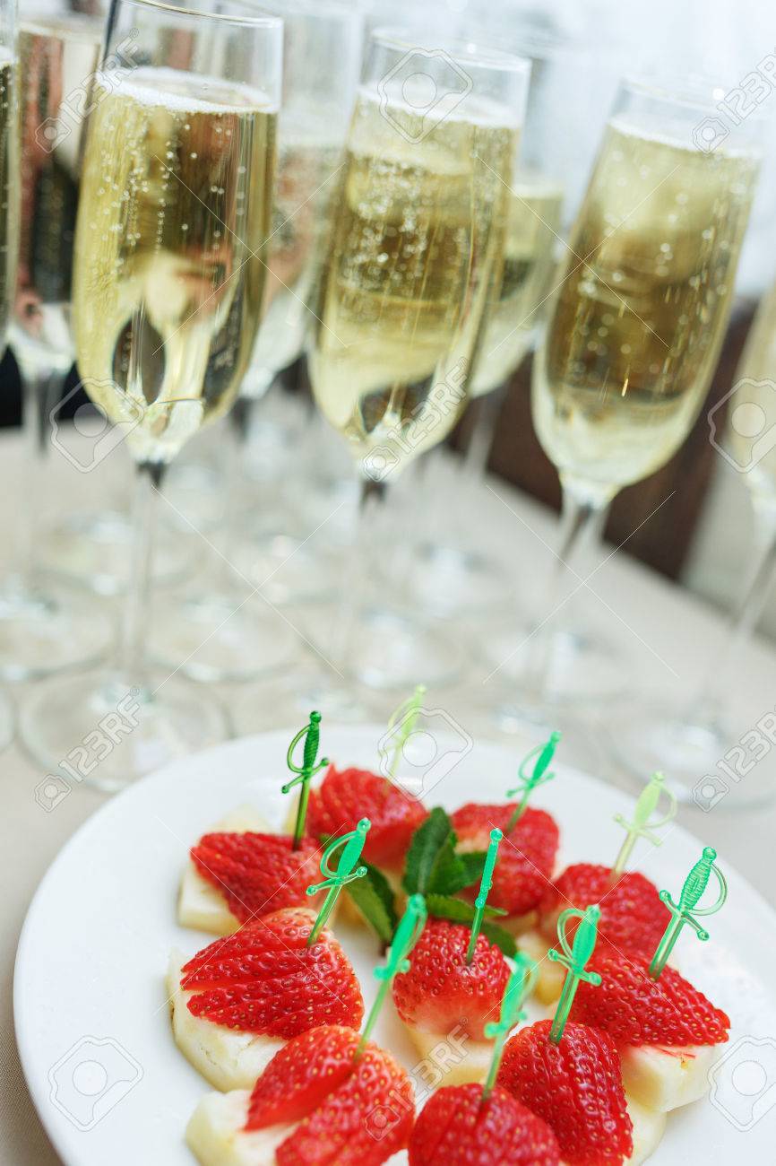 Snack to champagne. Snacks, fruit to champagne 95 Snack to champagne. Snacks, fruit to champagne 85