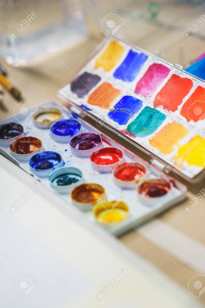 図面のアーティストにより作製した水彩絵の具のパレットの上から平面図です ブラシや必要な付属品 学校のアートと図面のレッスン ソフト フォーカスと美しいボケ味 の写真素材 画像素材 Image