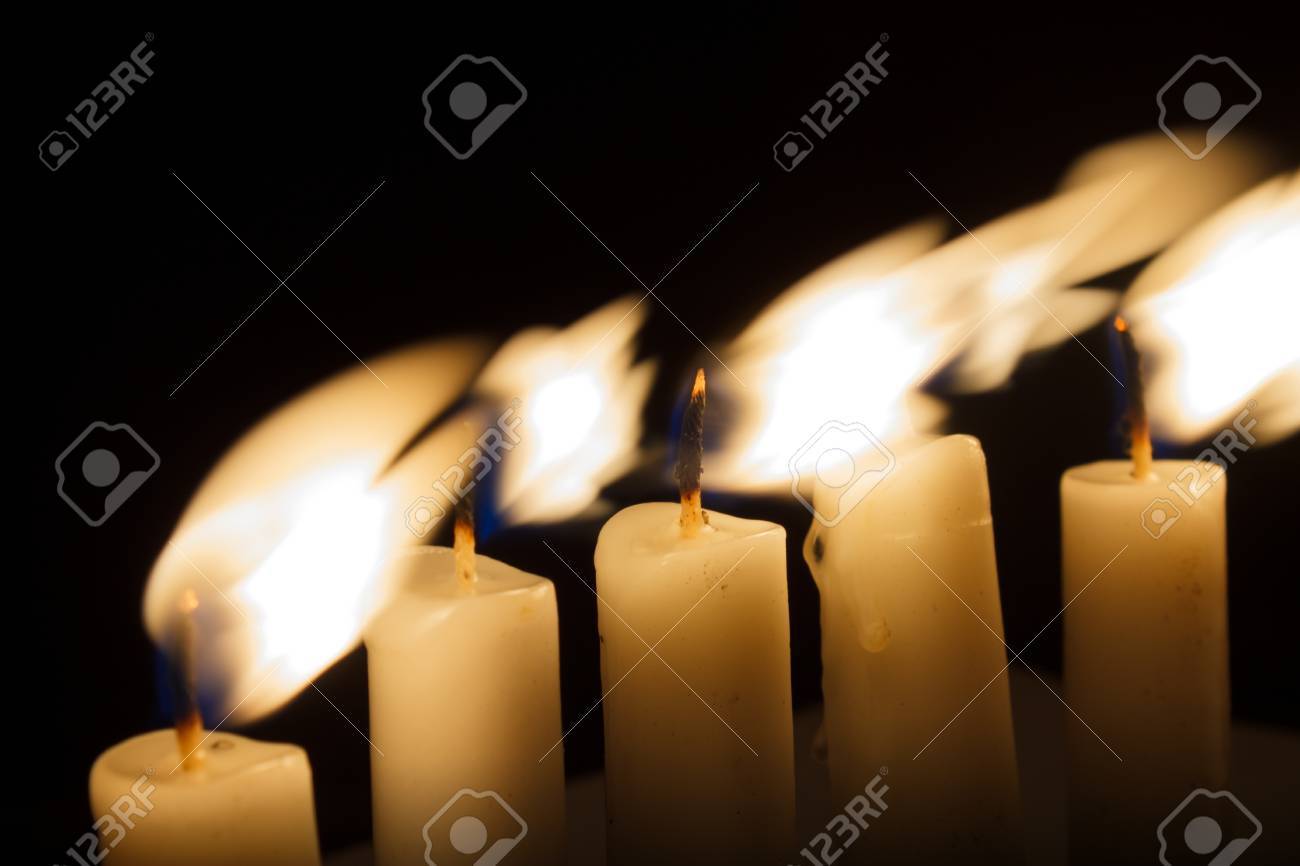 暗い背景に風の蝋燭の炎 の写真素材 画像素材 Image