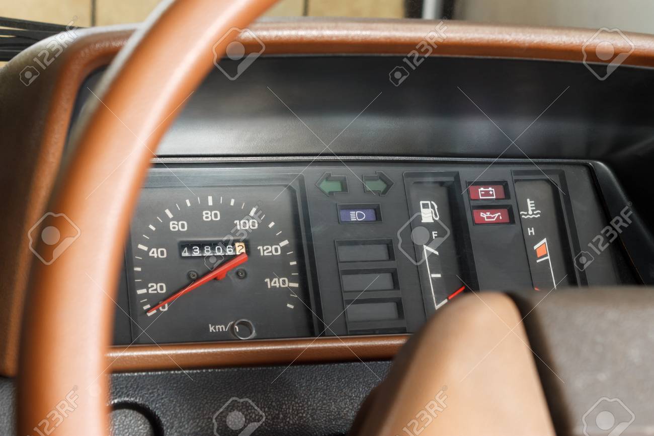 オールド スタイルのアナログ スピード メーター廃止された日本車でまだ機能がこの写真を撮ったとき それは 約 140 キロまたは毎時 87 マイルまで車の速度を測定できます の写真素材 画像素材 Image