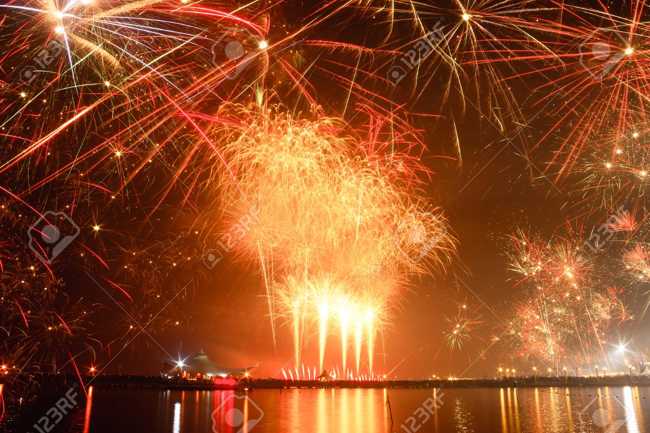 壮大な花火大会ラグーン ビーチ アンチョール 北ジャカルタ インドネシアで開催された新年のお祝いに 今は 長時間露光のテクニックで撮影されました の写真素材 画像素材 Image