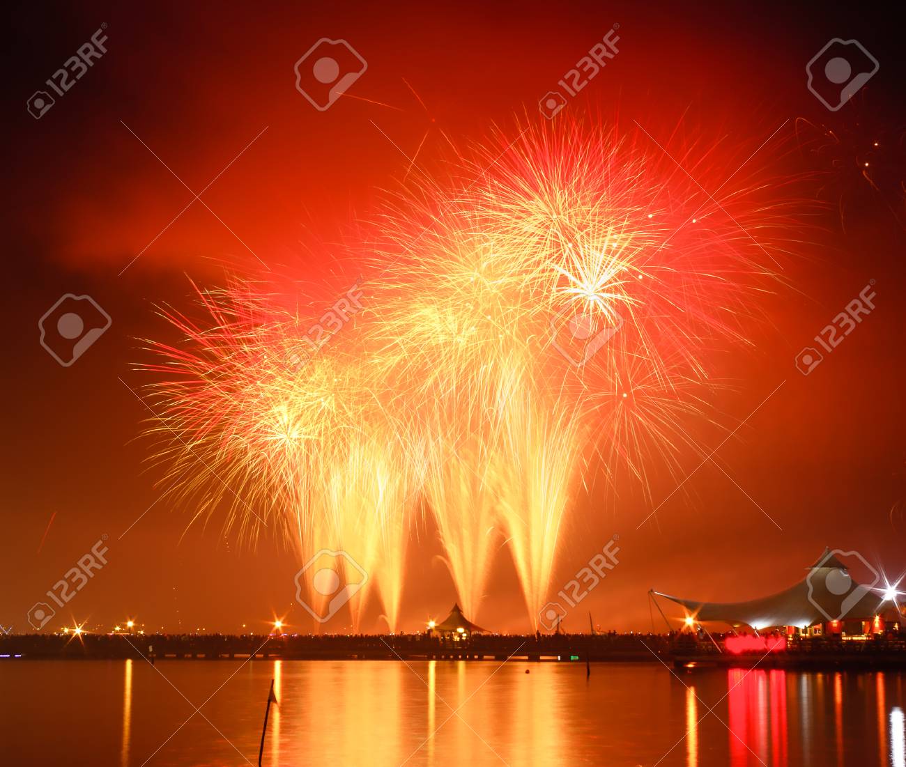 壮大な花火大会ラグーン ビーチ アンチョール 北ジャカルタ インドネシアで開催された新年のお祝いに の写真素材 画像素材 Image