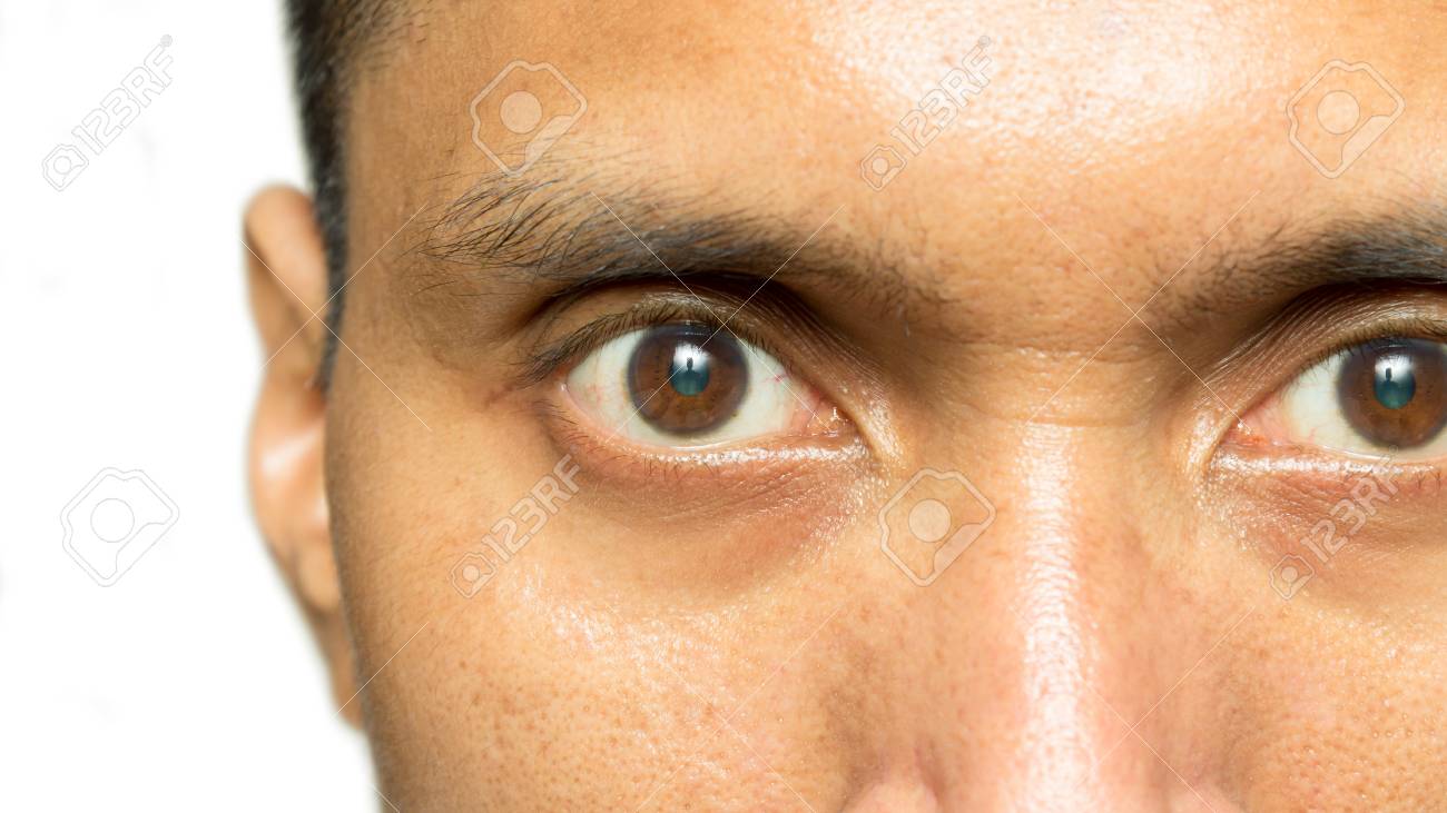 彼の目のオブジェクトの反射は 鋭い眼差しと深い男 の写真素材 画像素材 Image