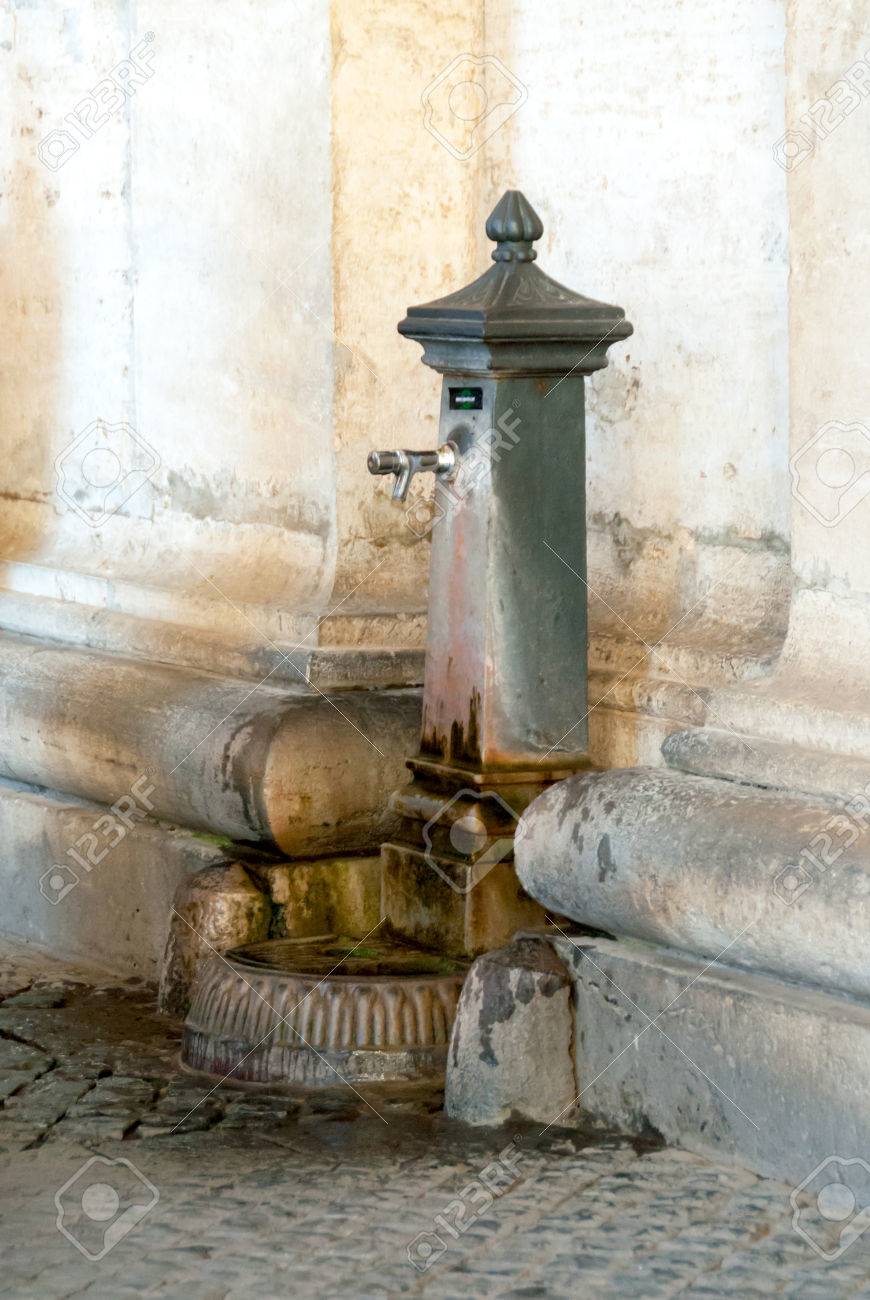 Fontaine Deau Potable Sur Le Mur Extérieur Du Vatican