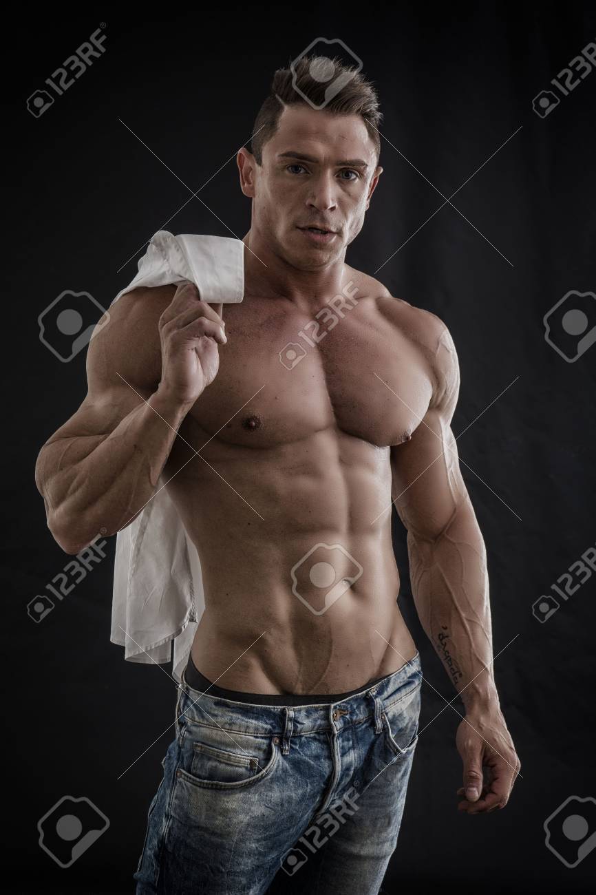 Mannlicher Bodybuilder Der Sein Hemd Aufschlussreicher Muskulosen Torso Auf Schwarzem Hintergrund Offnet Lizenzfreie Fotos Bilder Und Stock Fotografie Image 85181076
