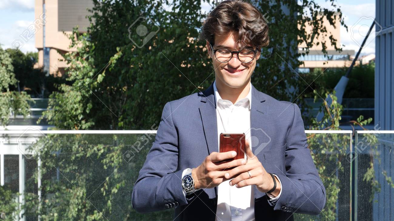 ハンサムな若い男都市の設定でカメラの後ろの人の携帯電話で写真を撮るします 写真を撮られる人のハメ撮り の写真素材 画像素材 Image ハンサムな若い男都市の設定でカメラの後ろの人の携帯電話で写真を撮るします 写真を撮られる人のハメ撮り の写真素材 画像素材 Image