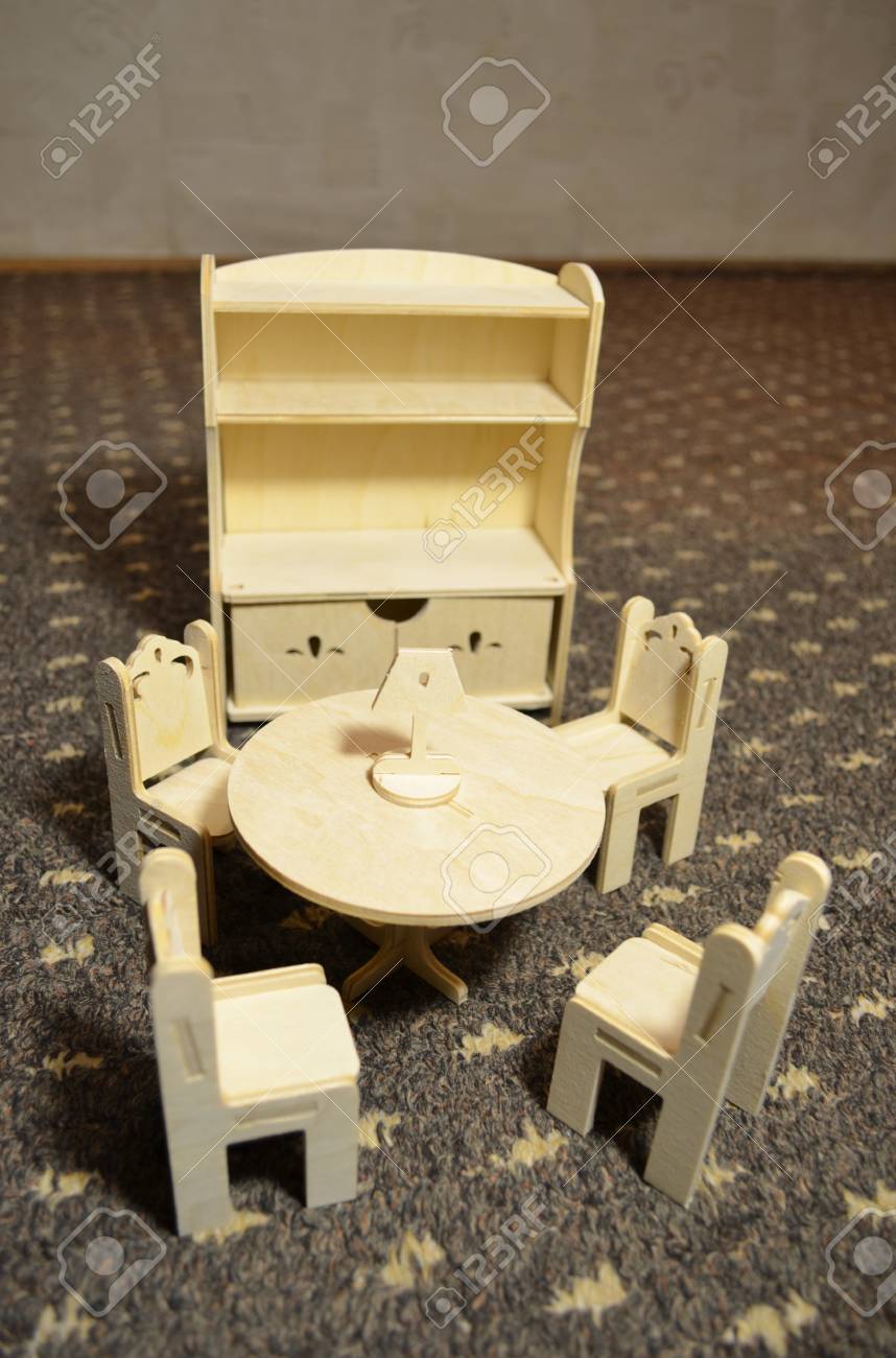 muebles de madera para muñecas