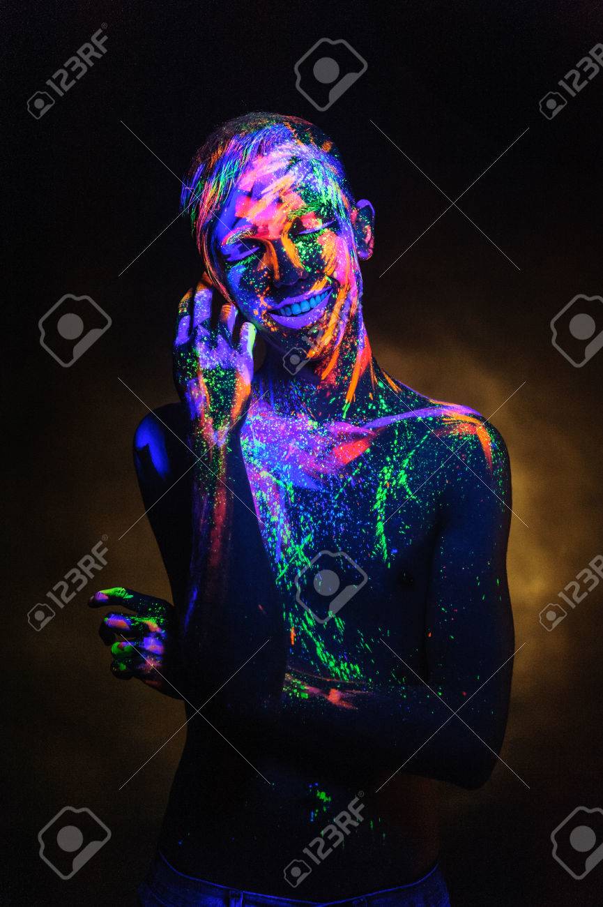 背景色に蛍光塗料で覆われている男 の写真素材 画像素材 Image