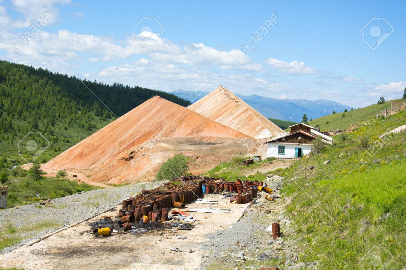 アルタイ山脈の鉱山の建物を破壊しました アルタイ共和国 シベリア ロシア の写真素材 画像素材 Image