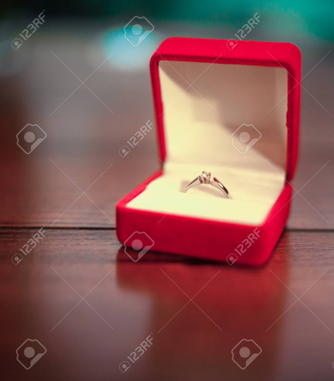 Abrió La Caja De La Joyería Roja Con El Anillo De Compromiso En La Mesa. De Con Diamantes De Cerca. Fotos, Y Fotografía De Archivo Libres De Derecho.