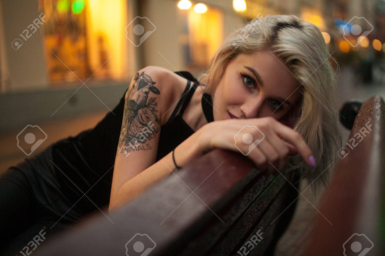 Giovane Donna Si Siede Sulla Panca Bagnata Sulla Strada Della Città ... Giovane Donna Si Siede Sulla Panca Bagnata Sulla Strada Della Città ...
