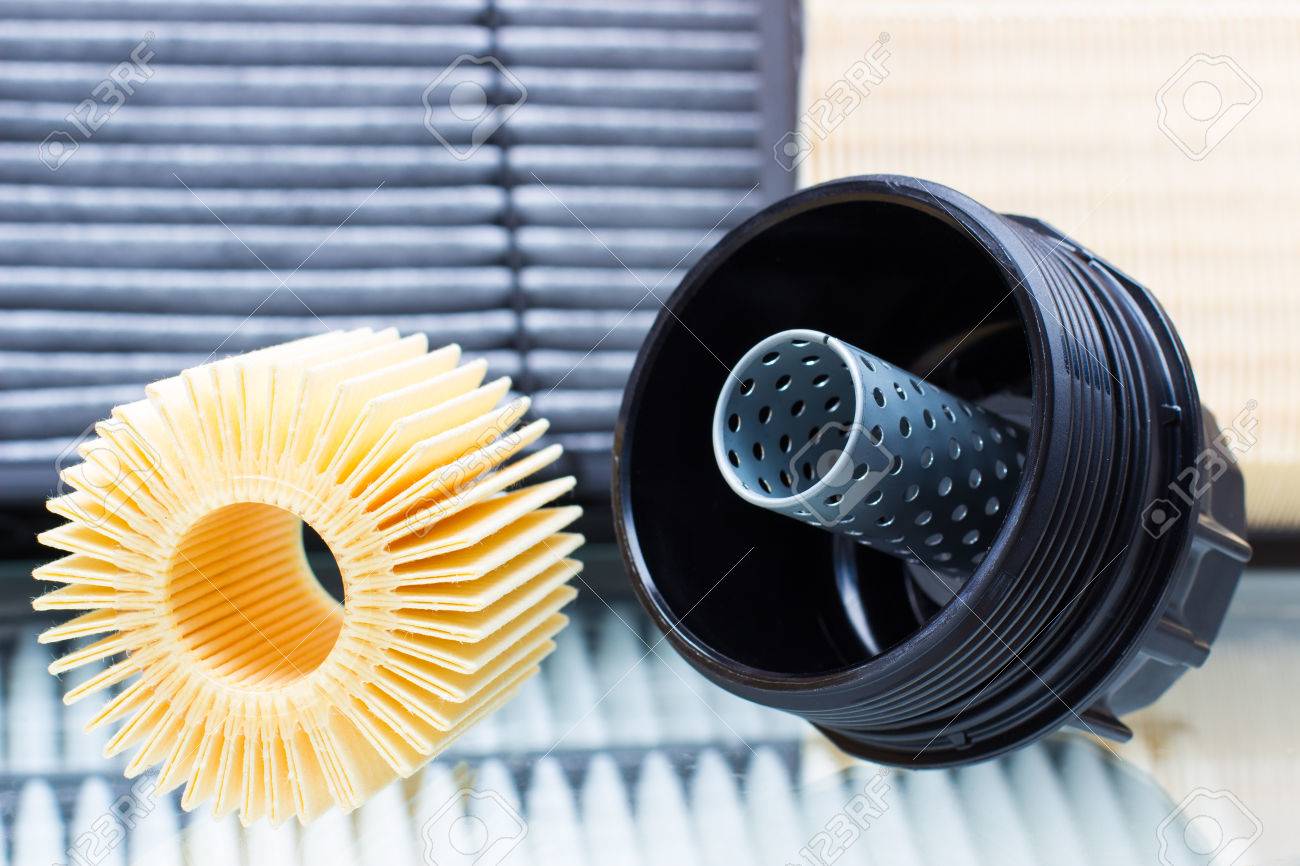 プラスチック製のボディおよび挿入オイル フィルター カートリッジ フィルター車エンジンの 水平方向の写真 の写真素材 画像素材 Image