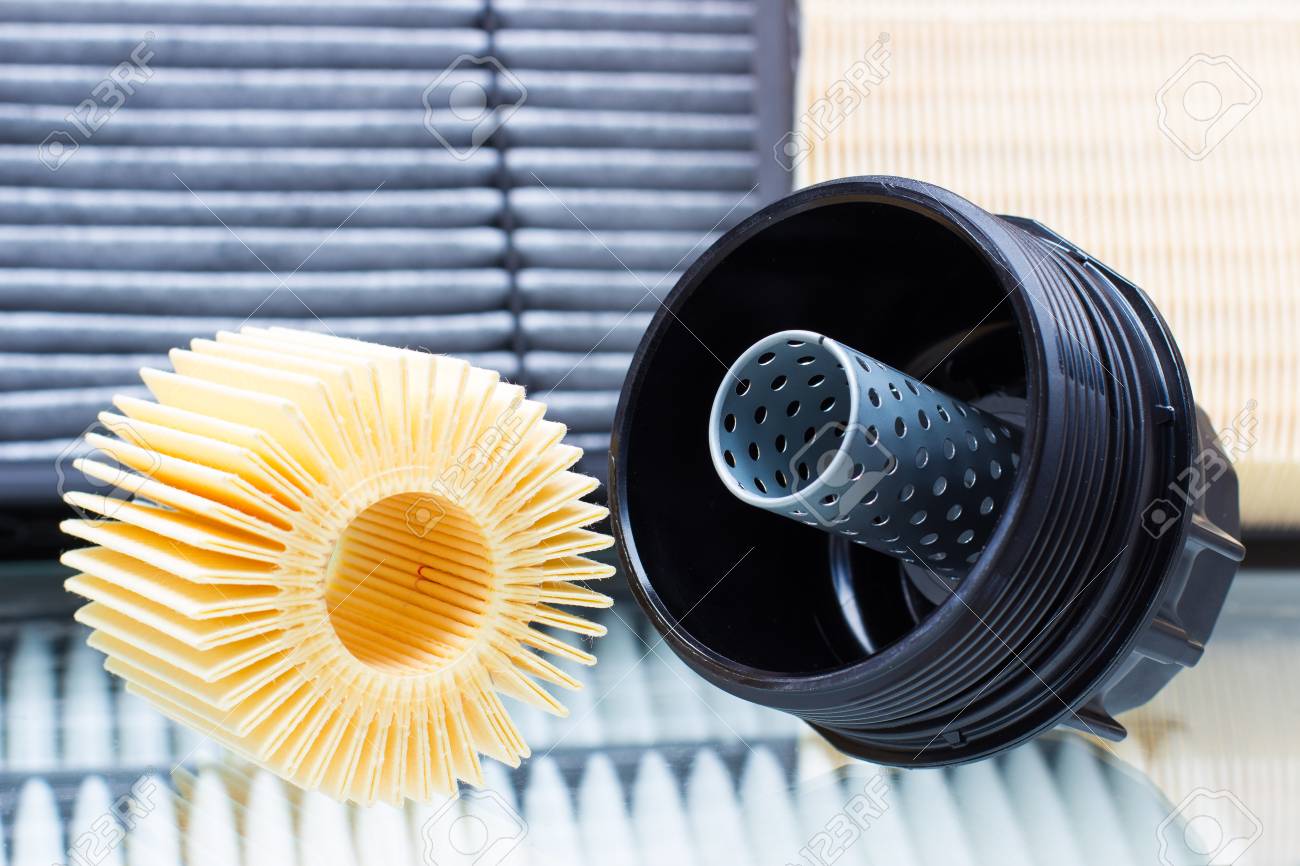 プラスチック製のボディおよび挿入オイル フィルター カートリッジ フィルター車エンジンの 水平方向の写真 の写真素材 画像素材 Image