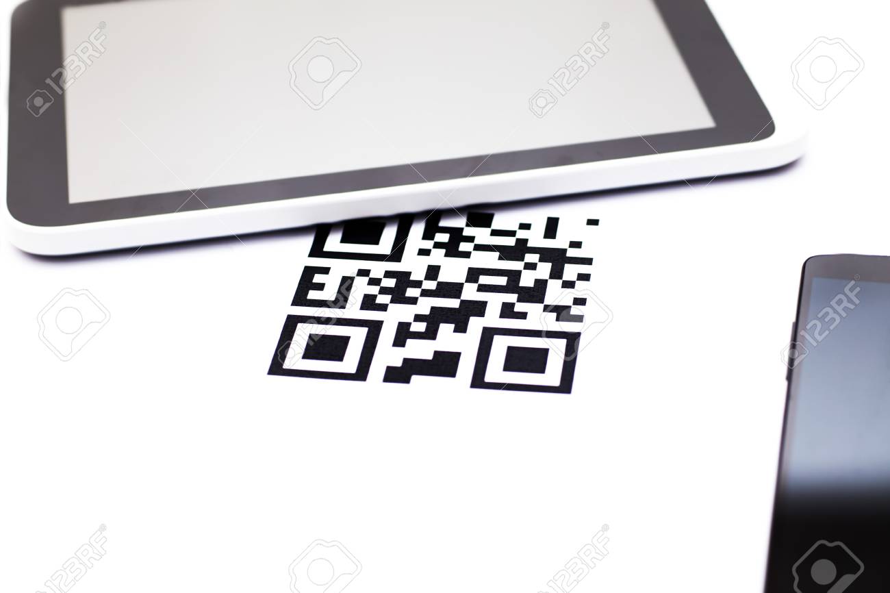 Qr 코드 및 태블릿 컴퓨터 테이블에 로열티 무료 사진, 그림, 이미지 그리고 스톡포토그래피. Image 68417566